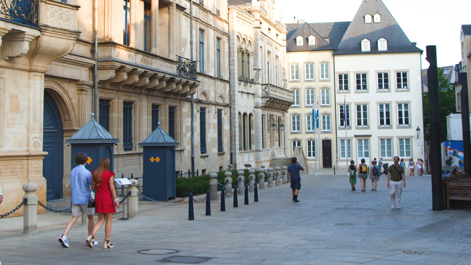 مارّة أمام القصر الدوقي الكبير في مدينة لوكسمبورج
